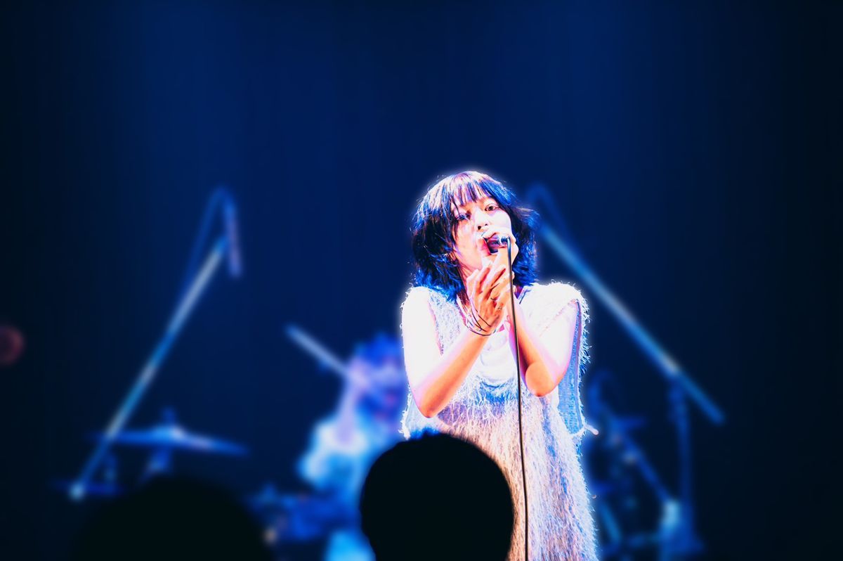 【画像・写真5枚目】「パッと開く火華 散る夜に」――ラストランプ・ayaki、新曲「白夏（すさなつ）」に宿る儚さとライブでの真価