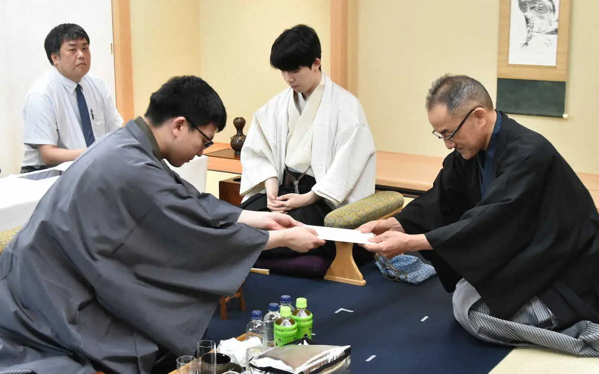 【画像・写真】王位戦第3局第1日　挑戦者・永瀬拓矢九段が47手目を封じ指し掛け　2勝の藤井聡太王位は後手で雁木選択