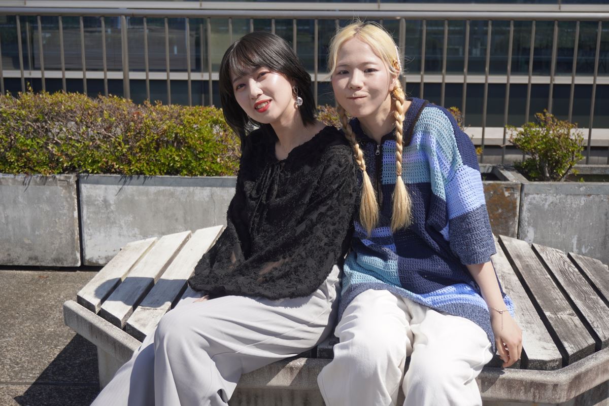 【画像・写真】スポニチで撮影に臨んだayaki（左）とyu-mi