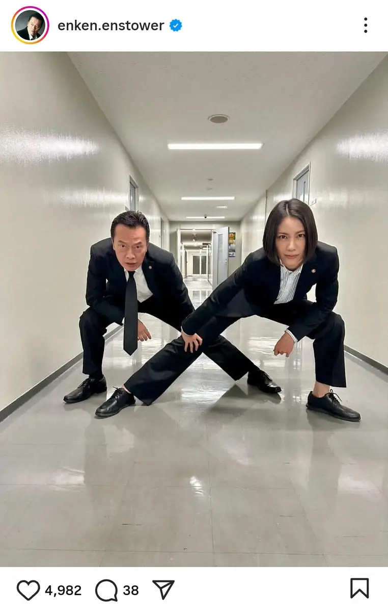 【画像・写真】遠藤憲一　人気女優との2Sが「なぜかちょっと面白い」“謎ポーズ”披露に「脚長っ！」「良いコンビ」の声