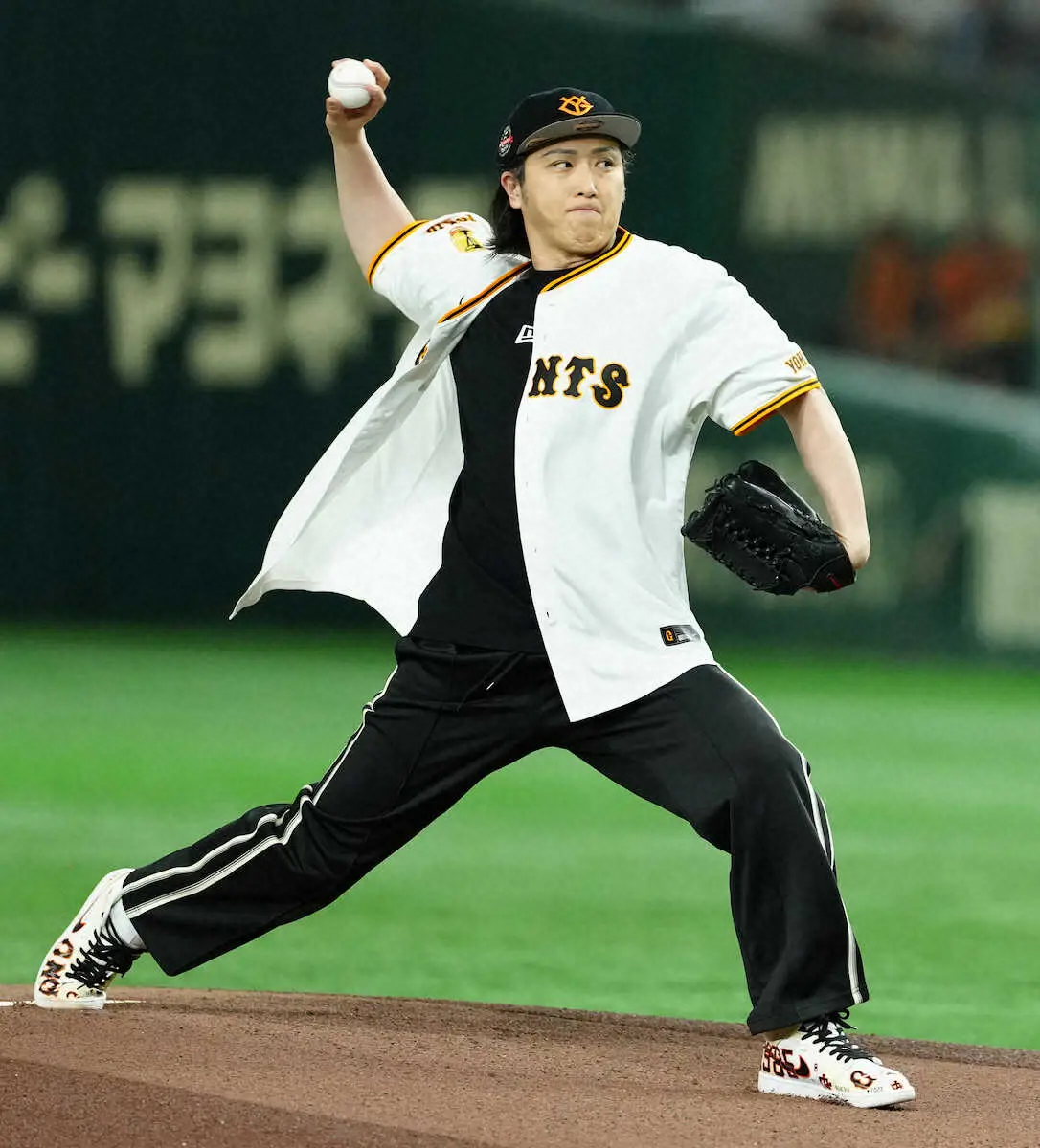 【画像・写真】尾上松也　B-BOY風着こなしでストライク投球にガッツポーズ！「リベンジできた」始球式に東京D沸く