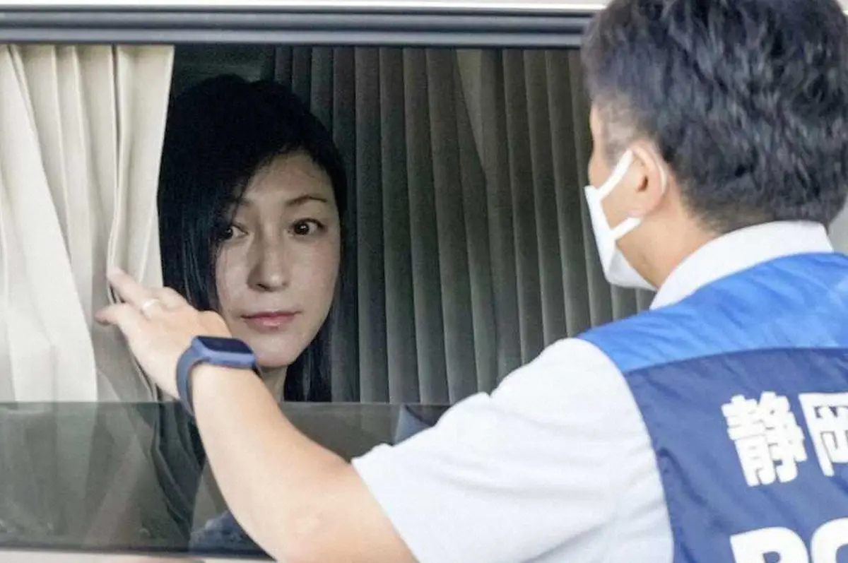 【画像・写真】新東名高速道路の浜松SAで、車中から実況見分に立ち会う広末涼子