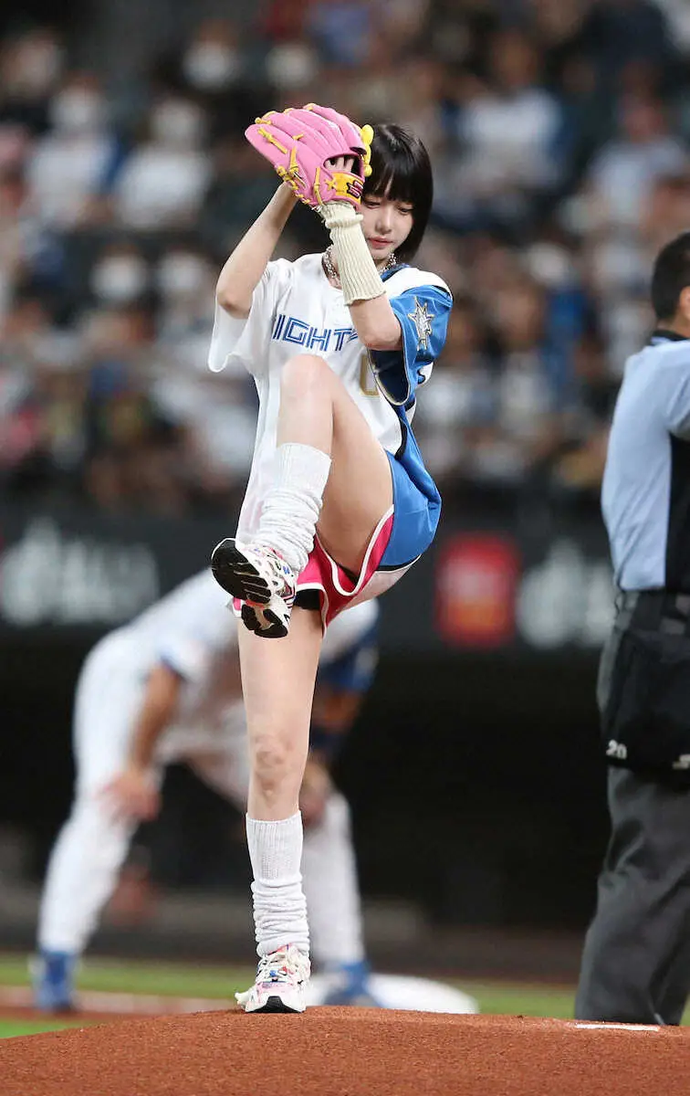 【画像・写真】23年、日本ハム―西武戦で始球式を務めたあのちゃん