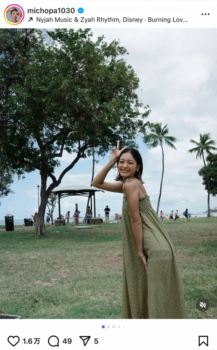 【画像・写真】みちょぱ　ハワイ満喫！ギンガムワンピ姿にファンうっとり「安達祐実さんにみえる」「笑顔かわいい～」