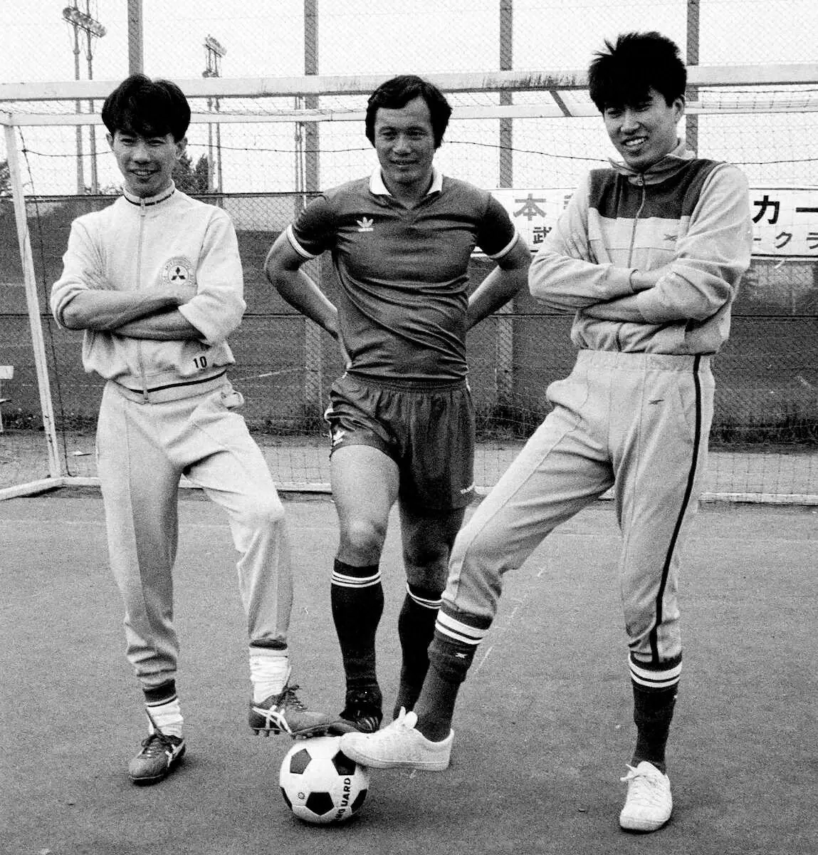 【画像・写真】TBS ドラマドラマ「うちの子にかぎって…」の「キャプテン翼物語」のロケで共演する釜本邦茂（中央）と、とんねるずの木梨（左）、石橋