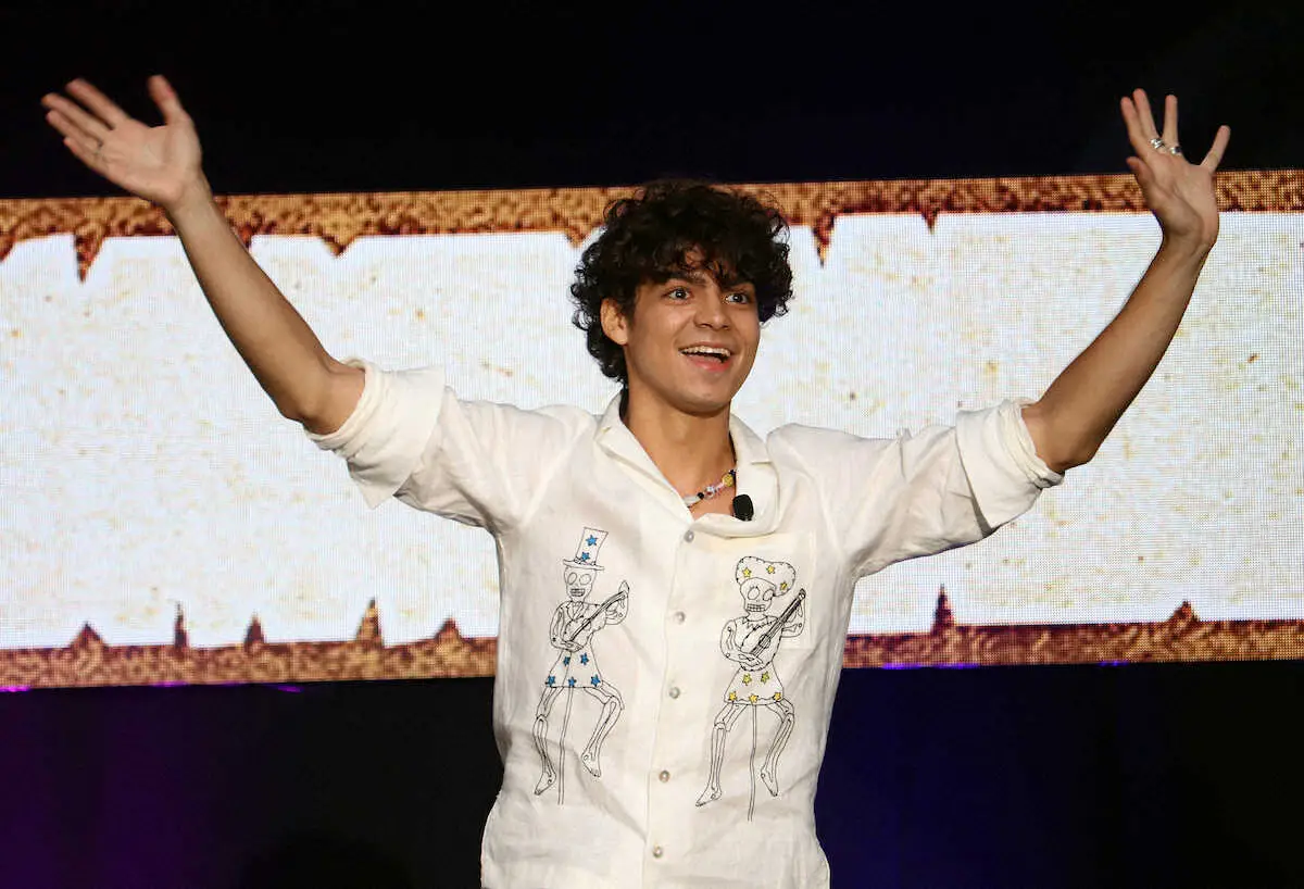 【画像・写真】「ONE　PIECE」のイベントにサプライズで登場した、実写版でルフィを演じるイニャキ・ゴドイ