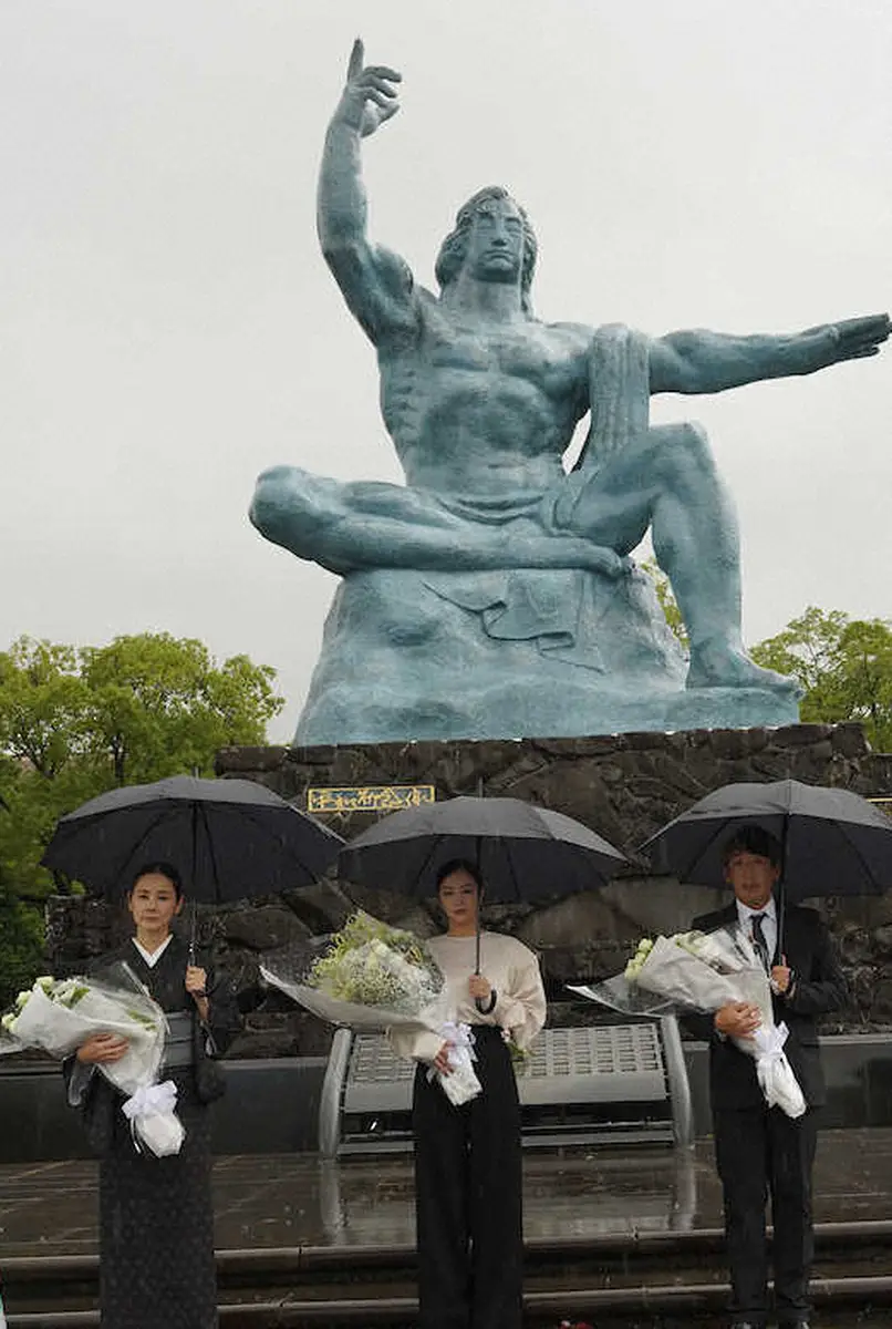 【画像・写真】長崎市の平和公園を訪れ、平和祈念像に献花した(左から)吉田羊、広瀬すず、石川慶監督