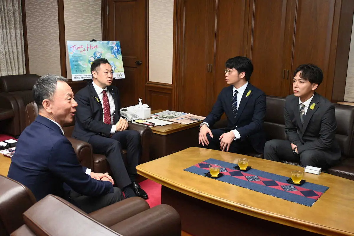 【画像・写真】さや香「まさか法務省で仕事ができる日が来るとは」特別サポーターとして法務相と名刺交換　