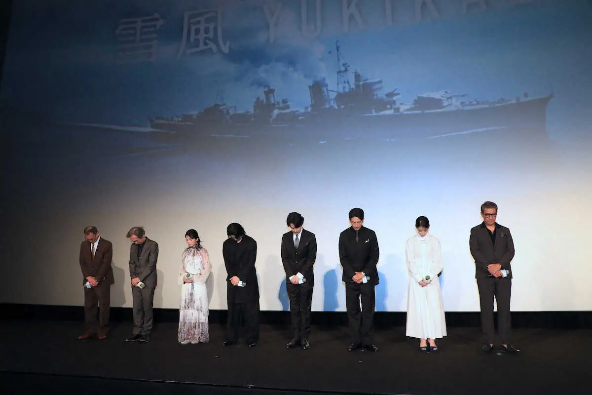 【画像・写真】初日舞台あいさつで黙とうする（左から）山田監督、脚本家の長谷川康夫氏、田中麗奈、奥平大兼、竹野内豊、玉木宏、當真あみ、中井貴一　（撮影・西川祐介）