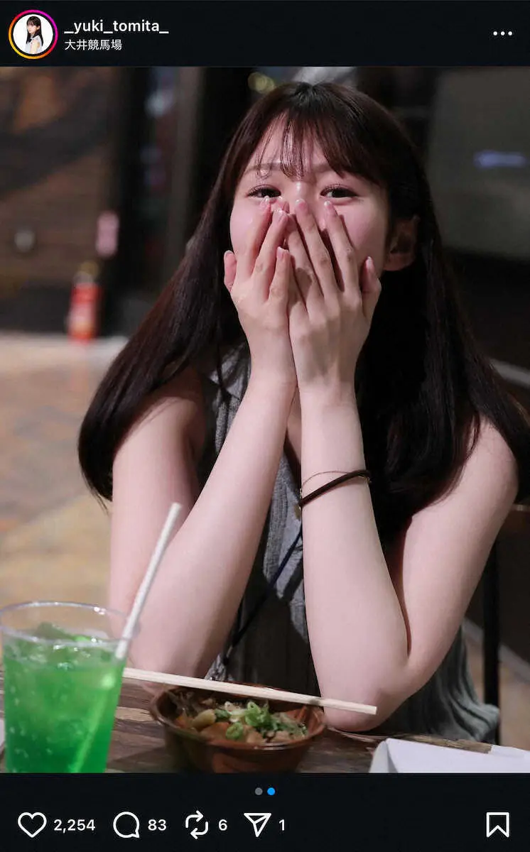 【画像・写真】“競馬中継で人気”テレ東・冨田有紀アナ　大井競馬場での頬ずりポーズ！「素晴らしい」「可愛すぎ」の声