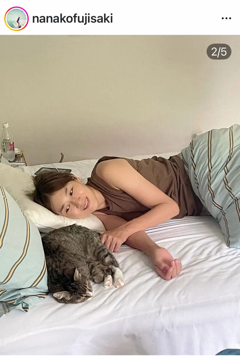 【画像・写真】藤崎奈々子　愛猫とベッドで添い寝「癒しの幸せタイム」公開「ラムネが私の脱ぎ散らかした短パンの上で…」