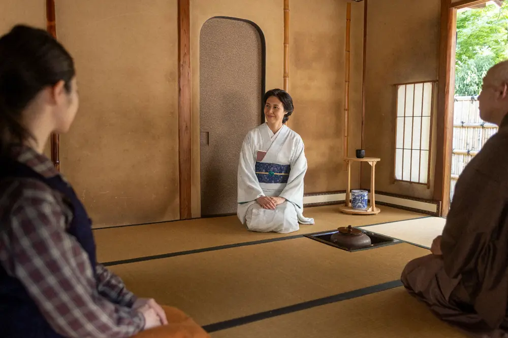 【画像・写真】連続テレビ小説「あんぱん」第102話。登美子（松嶋菜々子・中央）は茶道教室を始め…（C）NHK 