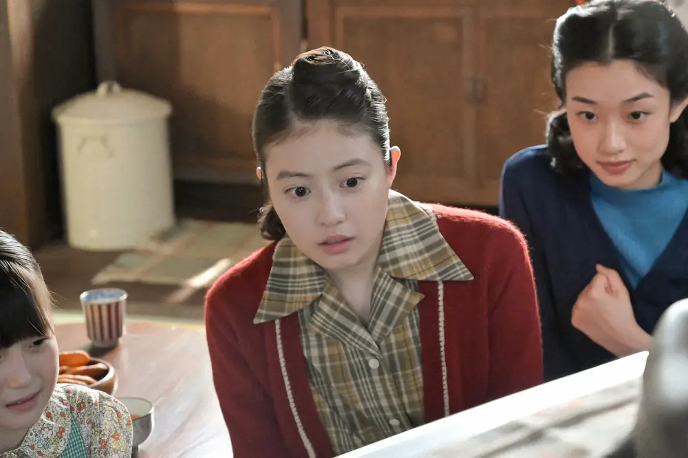 【画像・写真】連続テレビ小説「あんぱん」第103話。柳井のぶ（今田美桜・中央）たちは柳井嵩のテレビ出演を見守り…（C）NHK 