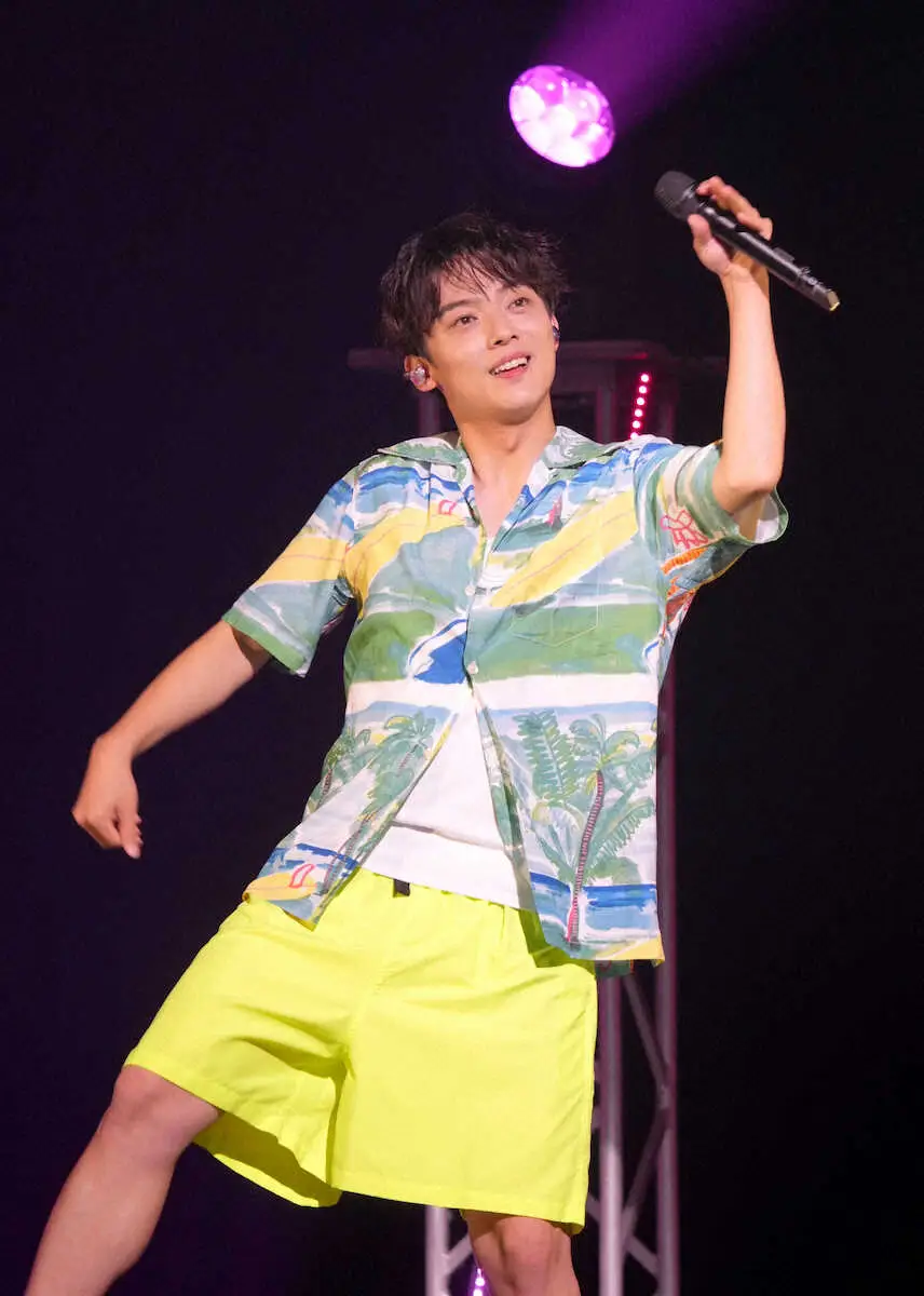 【画像・写真】お気に入りのアロハシャツを着て熱唱する辰巳ゆうと
