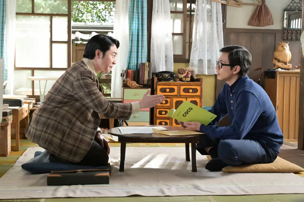 【画像・写真】連続テレビ小説「あんぱん」第104話。いせたくや（大森元貴・左）は柳井嵩（北村匠海）にドラマの脚本を依頼し…（C）NHK