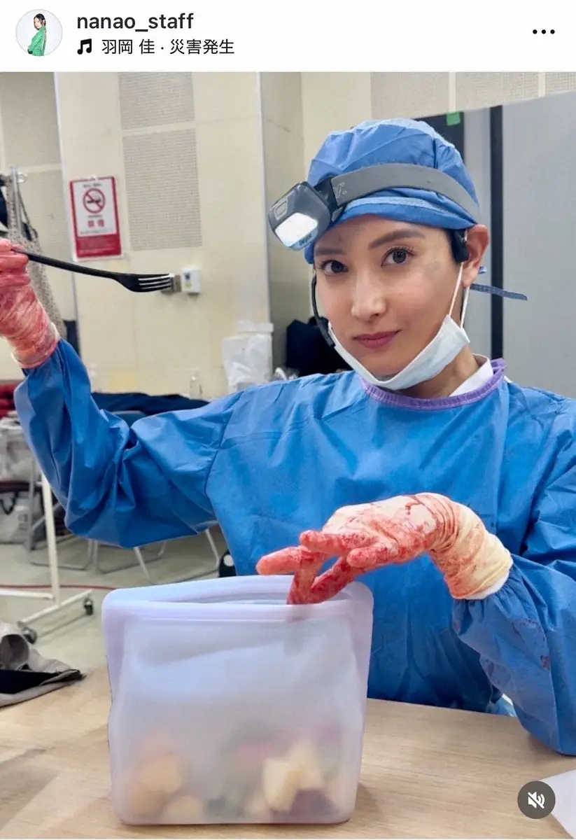 【画像・写真】菜々緒　血まみれ手袋でフルーツパクリ　おちゃめなオフショットにファン「貴重すぎる」「さすが」の声