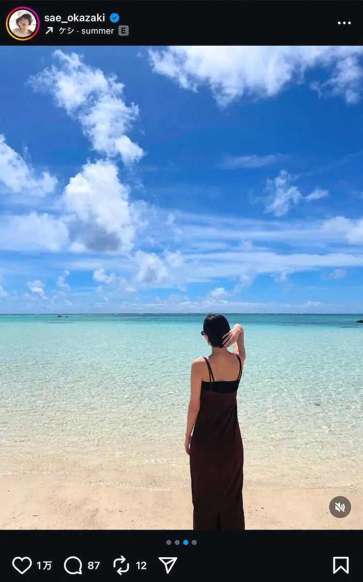 【画像・写真】 岡崎紗絵「夏休み」　“映える”宮古島の黒のサマーワンピS！「超絶美女」「可愛すぎ」の声