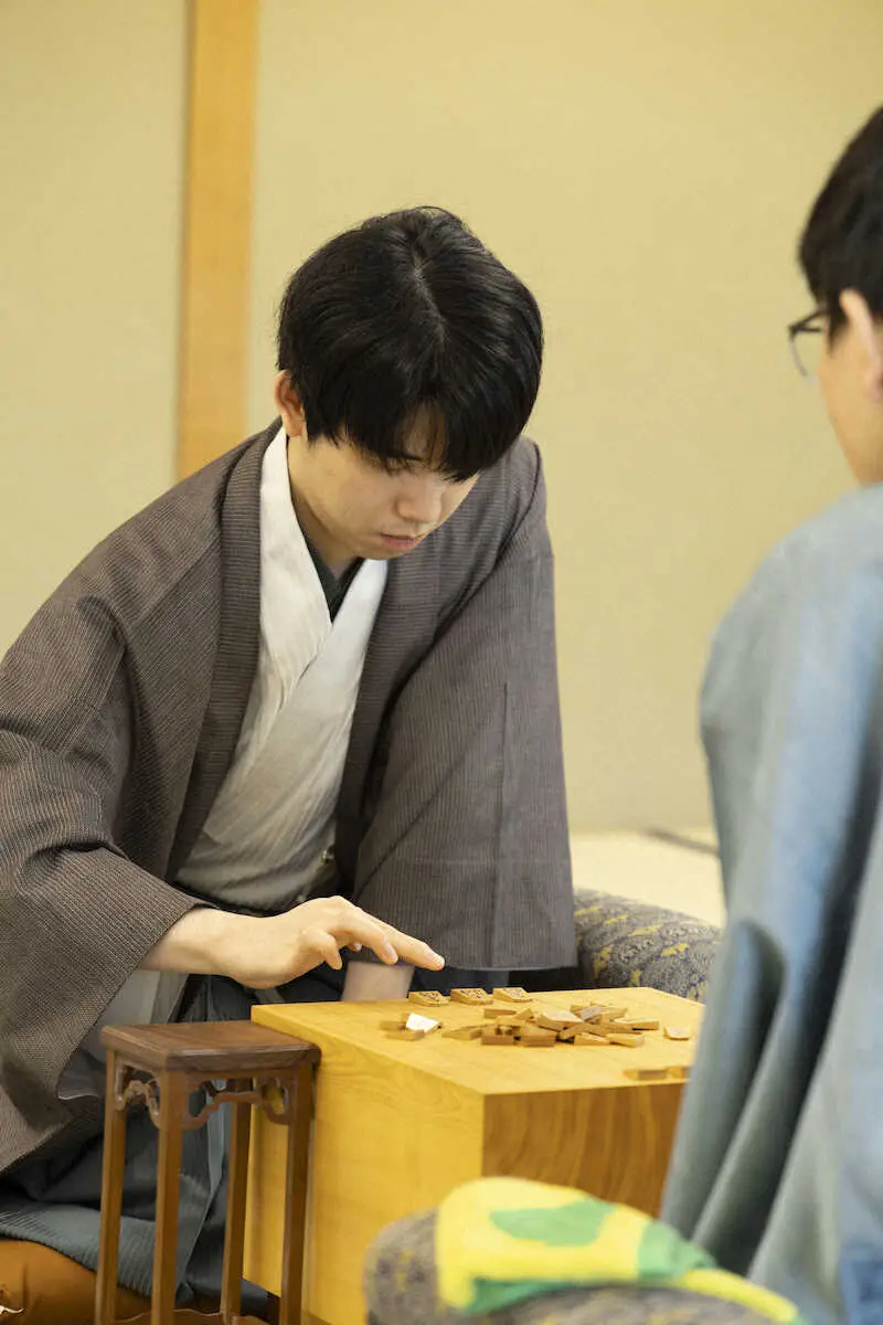 【画像・写真】藤井聡太王位、馬斬りで踏み込む　永瀬九段も角斬り　王位戦第4局2日目