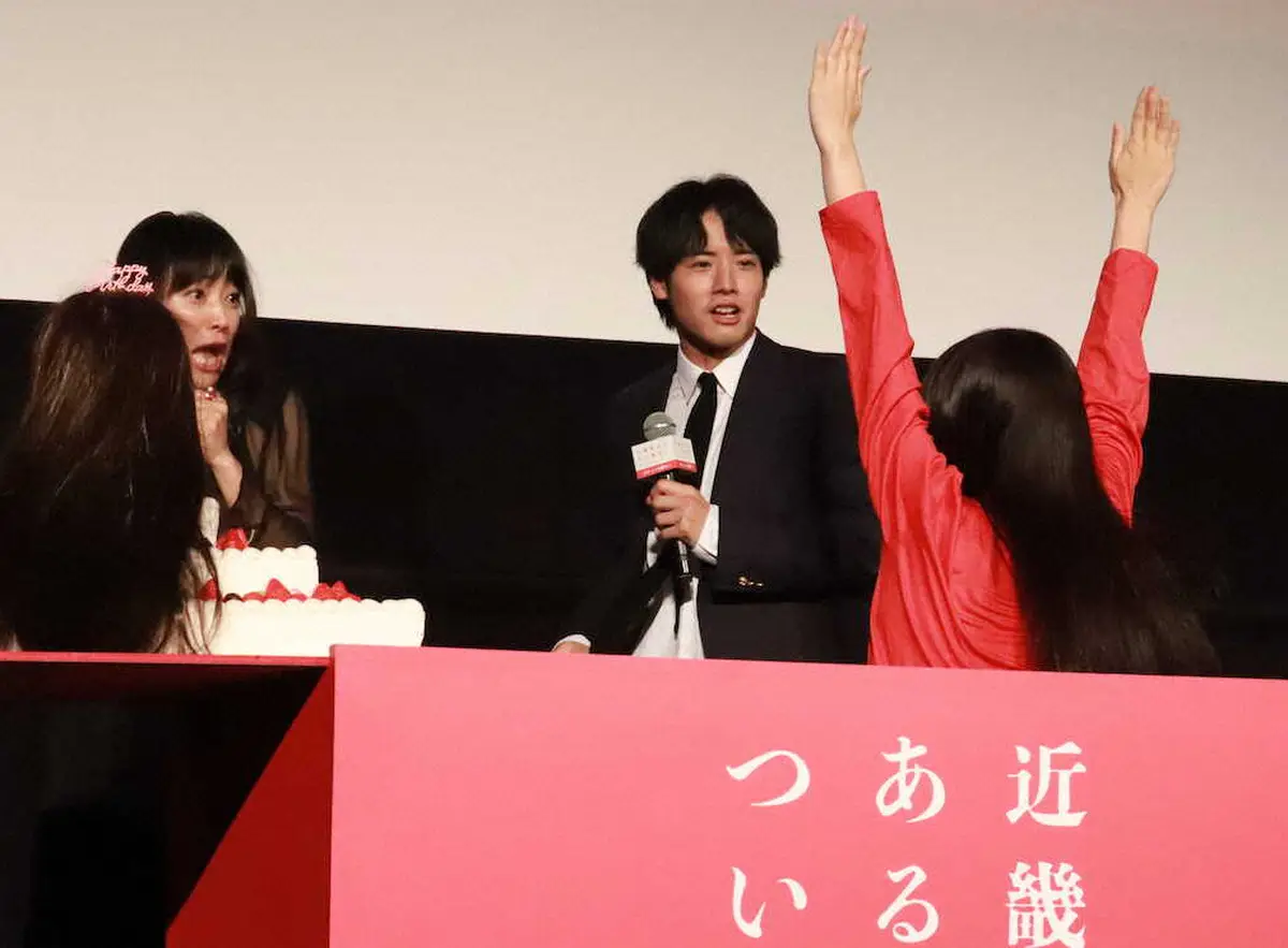 【画像・写真】バースデーケーキからドッキリで赤い女が現れ驚く菅野美穂（左）と赤楚英二