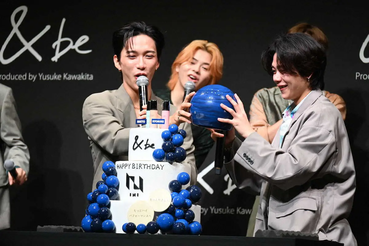 【画像・写真】サプライズケーキのドームを開ける池崎理人（左）と藤牧京介（撮影・井利　萌弥）