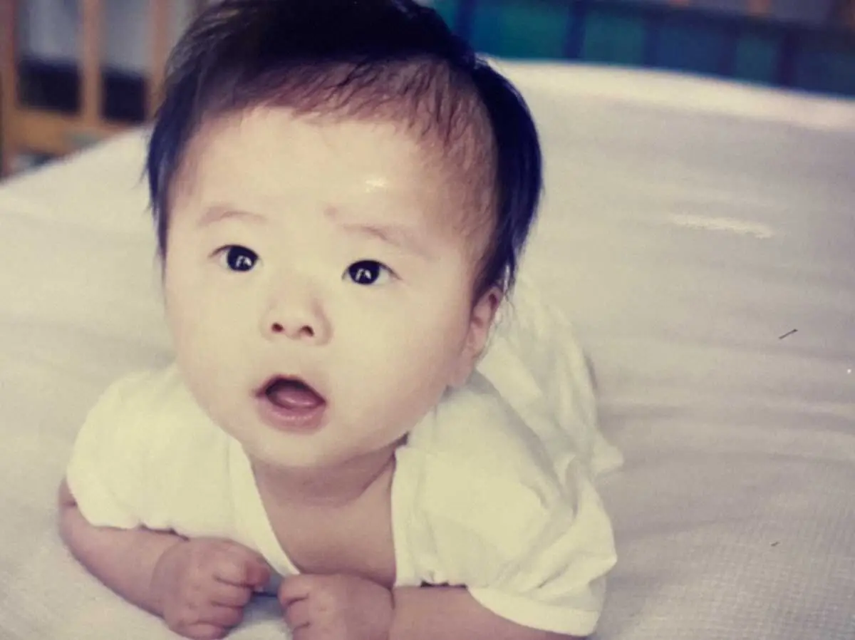 【画像・写真】中村鶴松の赤ちゃん時代。ベッドでおりこうさん（本人提供）