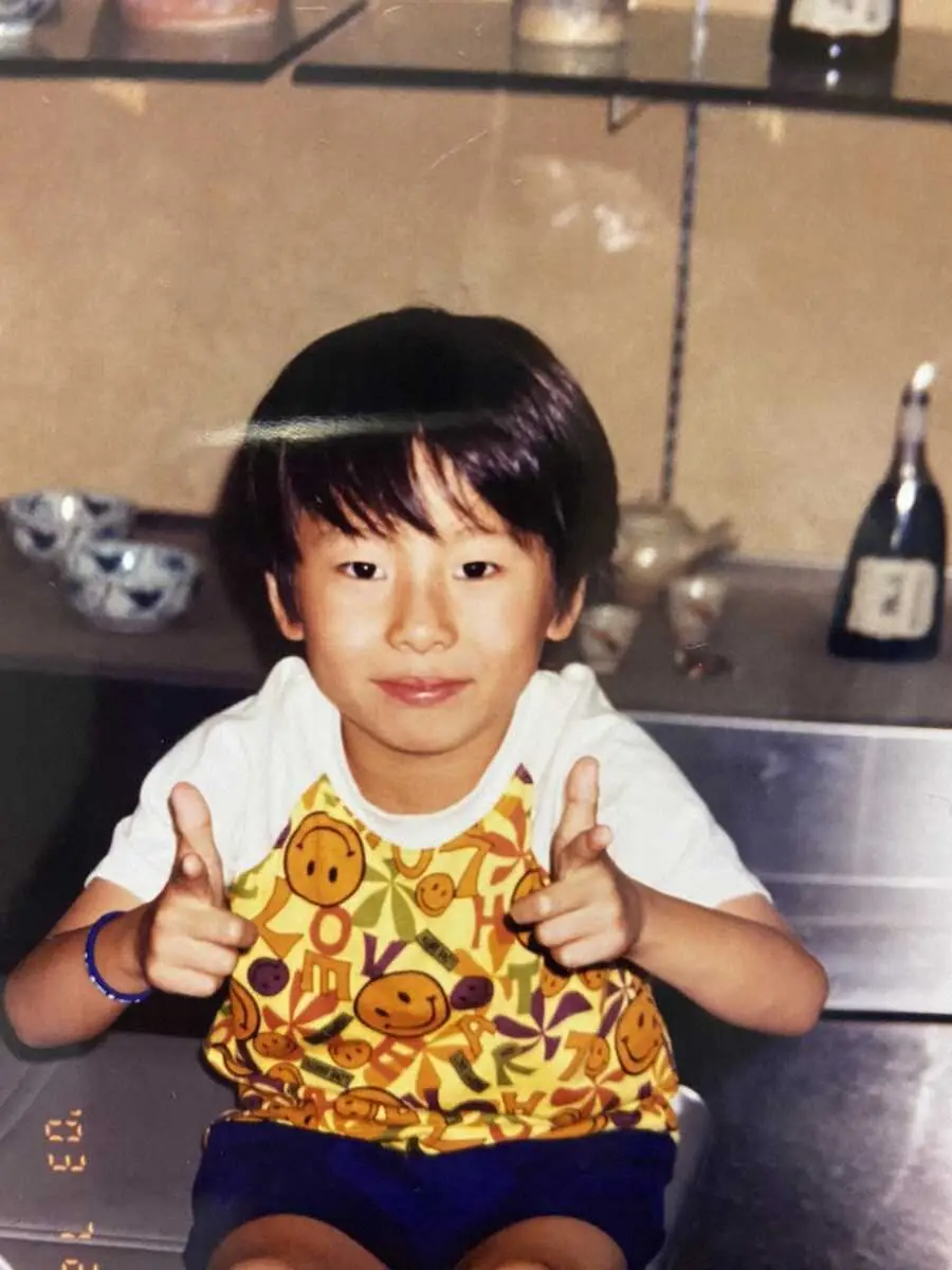 【画像・写真】カメラに「ゲッツ！」のポーズをする幼少期の中村鶴松（本人提供）