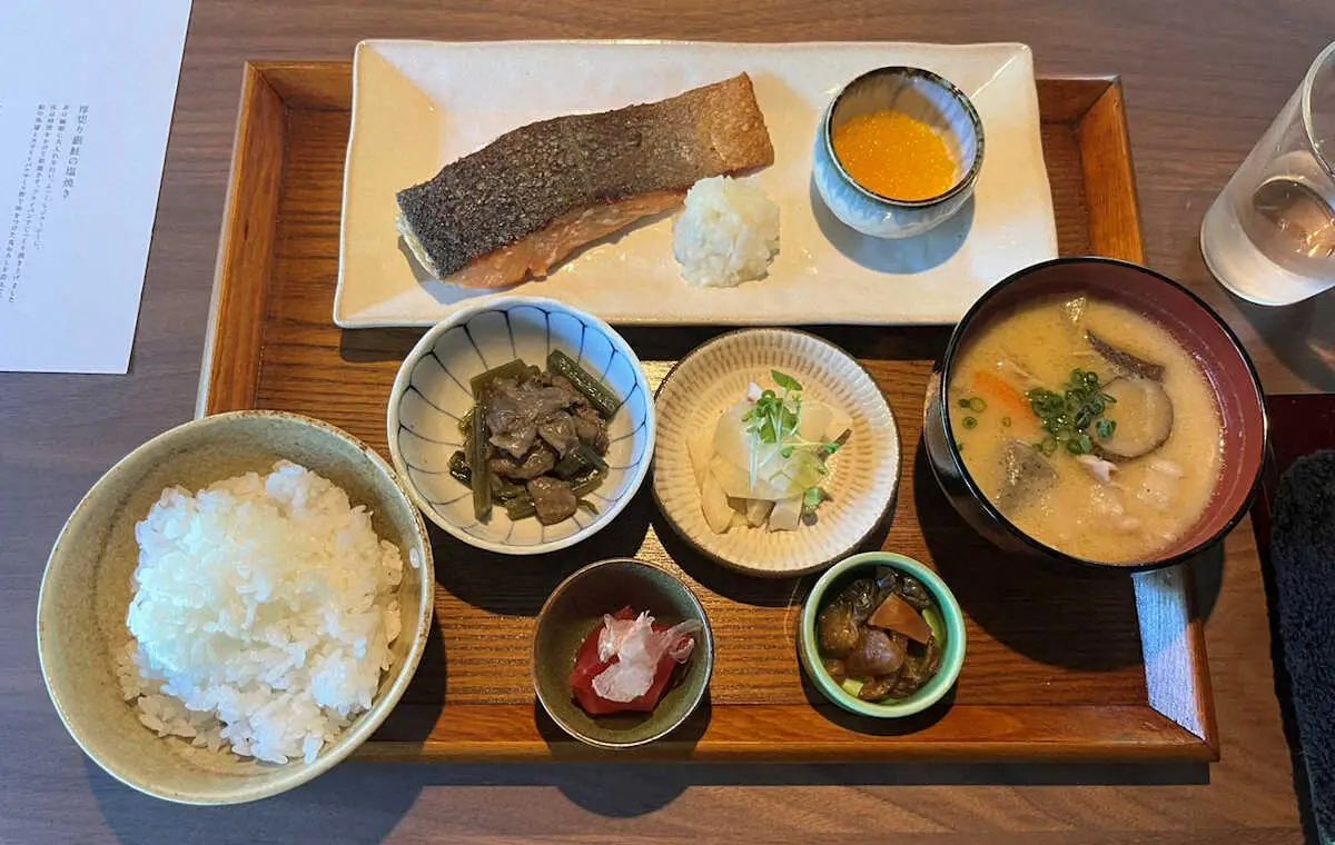 【画像・写真】ランチで提供のサケ定食