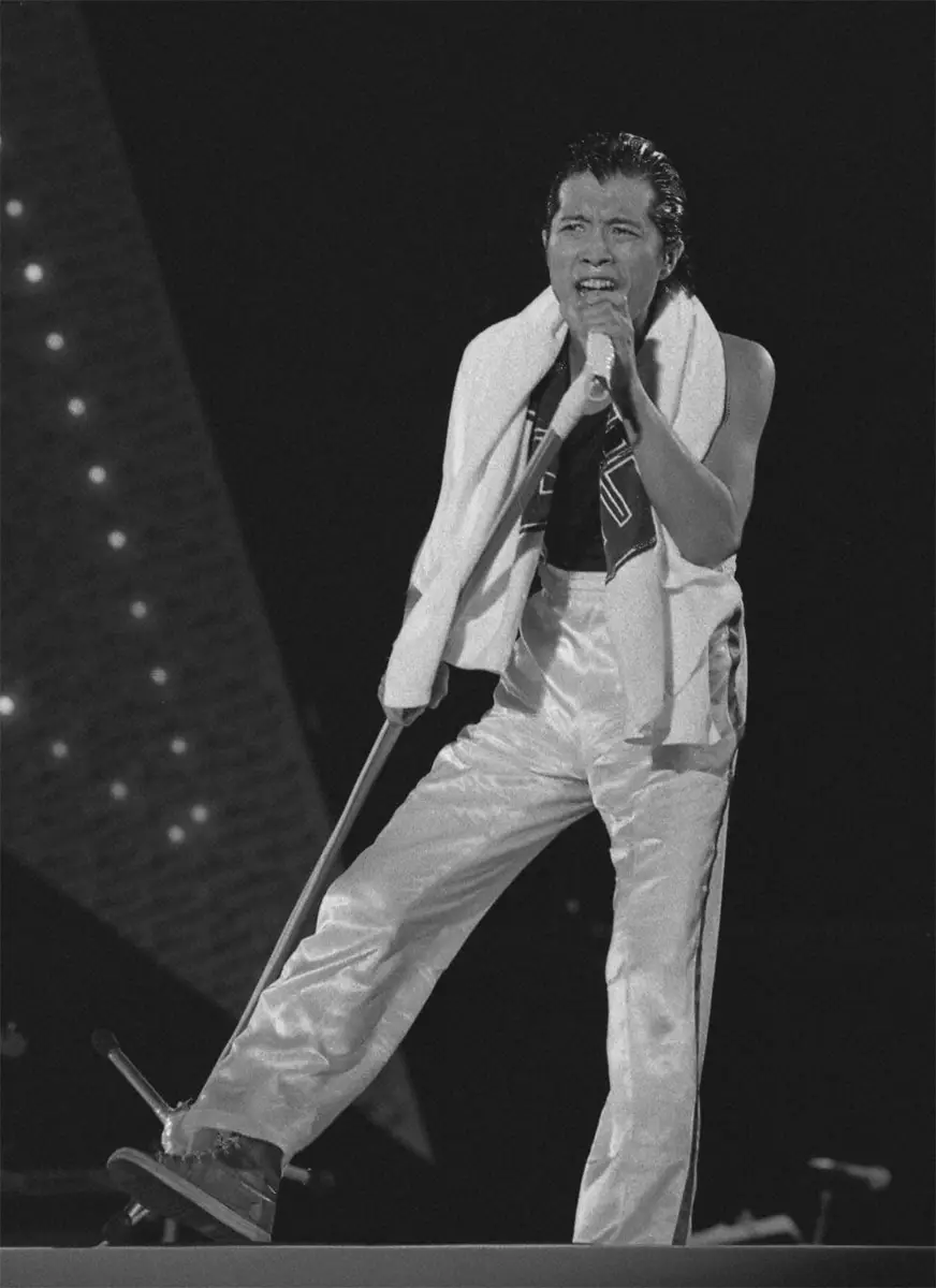 【画像・写真】78年、矢沢永吉がタオルを首にかけ熱唱し、後楽園球場に詰め掛けた４万人のファンを魅了する