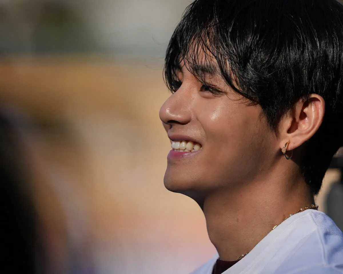 【画像・写真】BTS「V」がドジャース選手と交流！グラスノーが握りを指導　大谷翔平とはハグ＆握手　背番号「7」ユニ