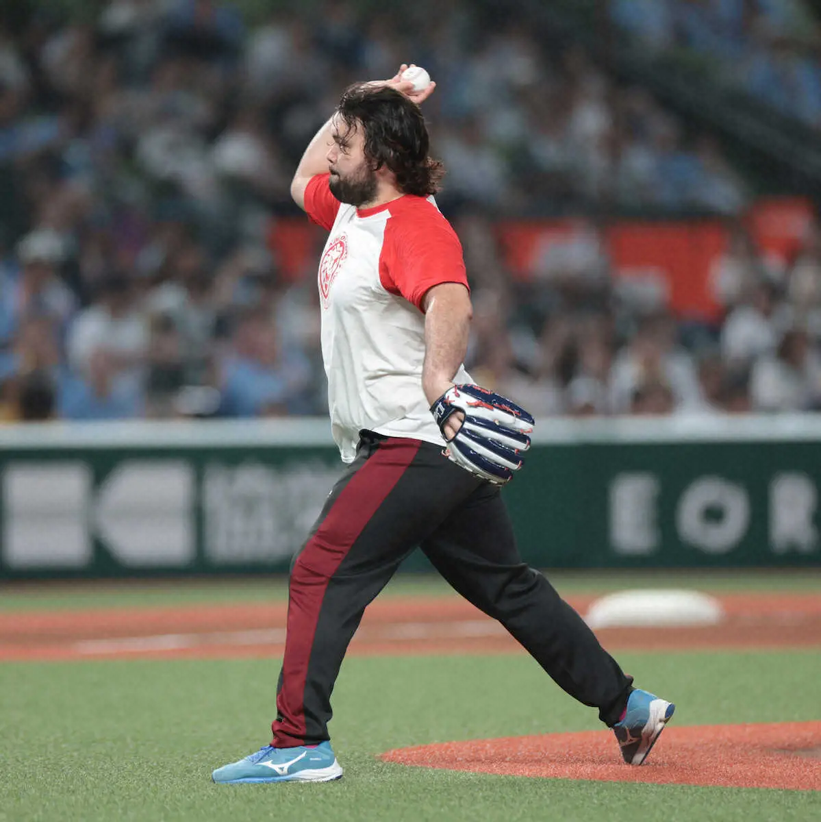 【画像・写真】プロレス転向のウルフ・アロン　豪快フォームで“技あり”投球　球場沸く　来年1月に東京Dでデビュー予定