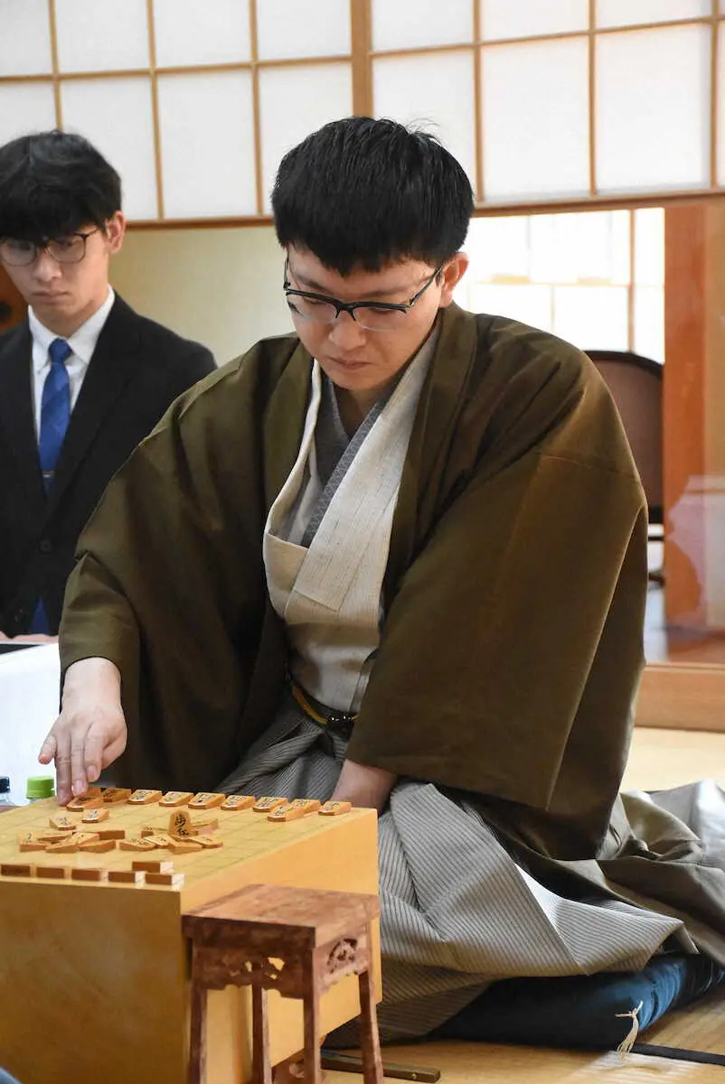 【画像・写真】永瀬九段　1日目午前から飛成　藤井王位は桂得を主張に　第5局1日目午前に66手