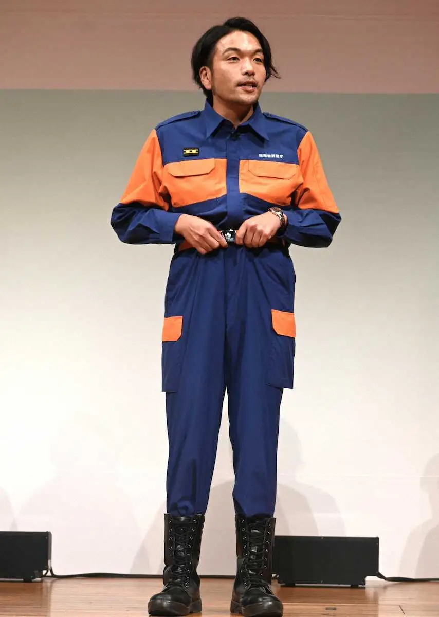 【画像・写真】＜消防団入団促進広報2025『この街でみんなと強くなろう！』＞ズボンを上げる盛山晋太郎（撮影・小渕　日向子）