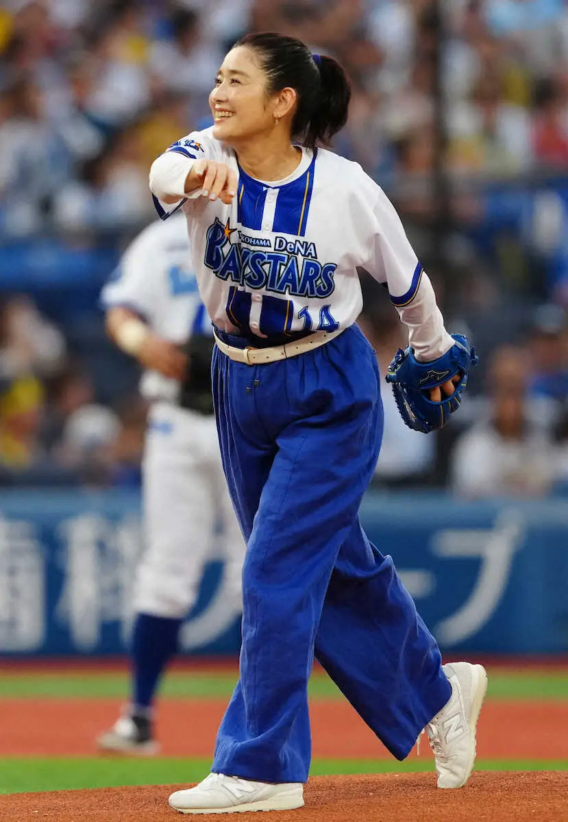 【画像・写真】石田ひかり　気遣いあふれる始球式　登板後にマウンドの土を素手で払う　ネット称賛の声「素敵」