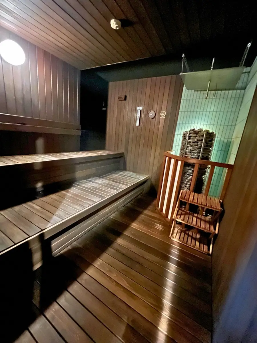 【画像・写真】木の温もりを感じられるモダンな雰囲気漂うサウナ室