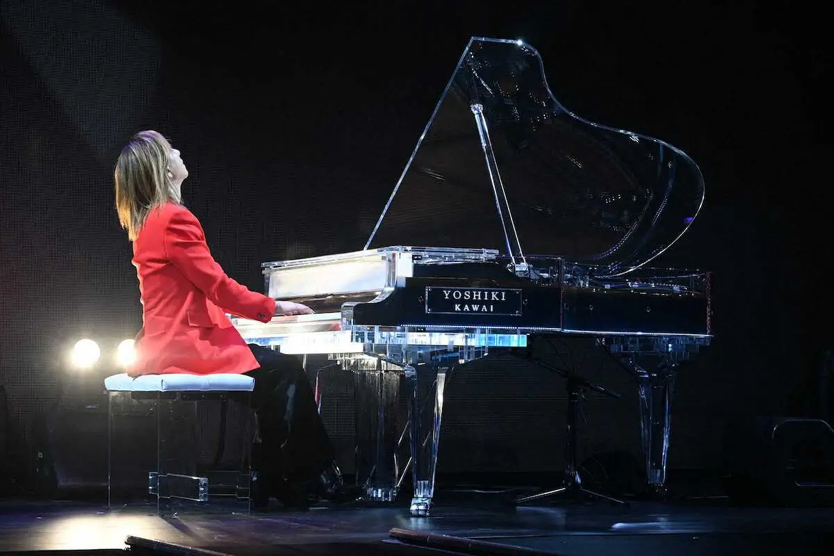 【画像・写真】YOSHIKI　右手負傷後、初の公の場で元気な姿「愛情として全て受け止めてます」前日まではギブスも