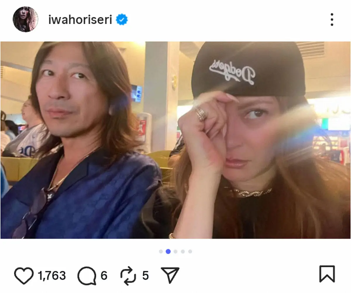 【画像・写真】岩堀せり　夫TAKUROとドジャース戦2ショ、大谷人形もゲット！「ステキな夫婦」「お似合いカップル」