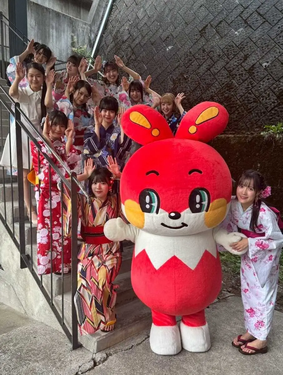 【画像・写真】コンサート「灼熱」を終えたつばきファクトリーのメンバーと、YBSのキャラクター「ちょびー」（ちょびーのSNSより）