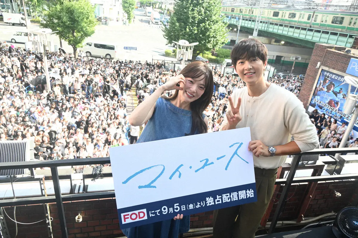 【画像・写真】韓流スター登場に2000人が大興奮！　ソン・ジュンギ&チョン・ウヒが新宿駅に“サプライズ“で登場