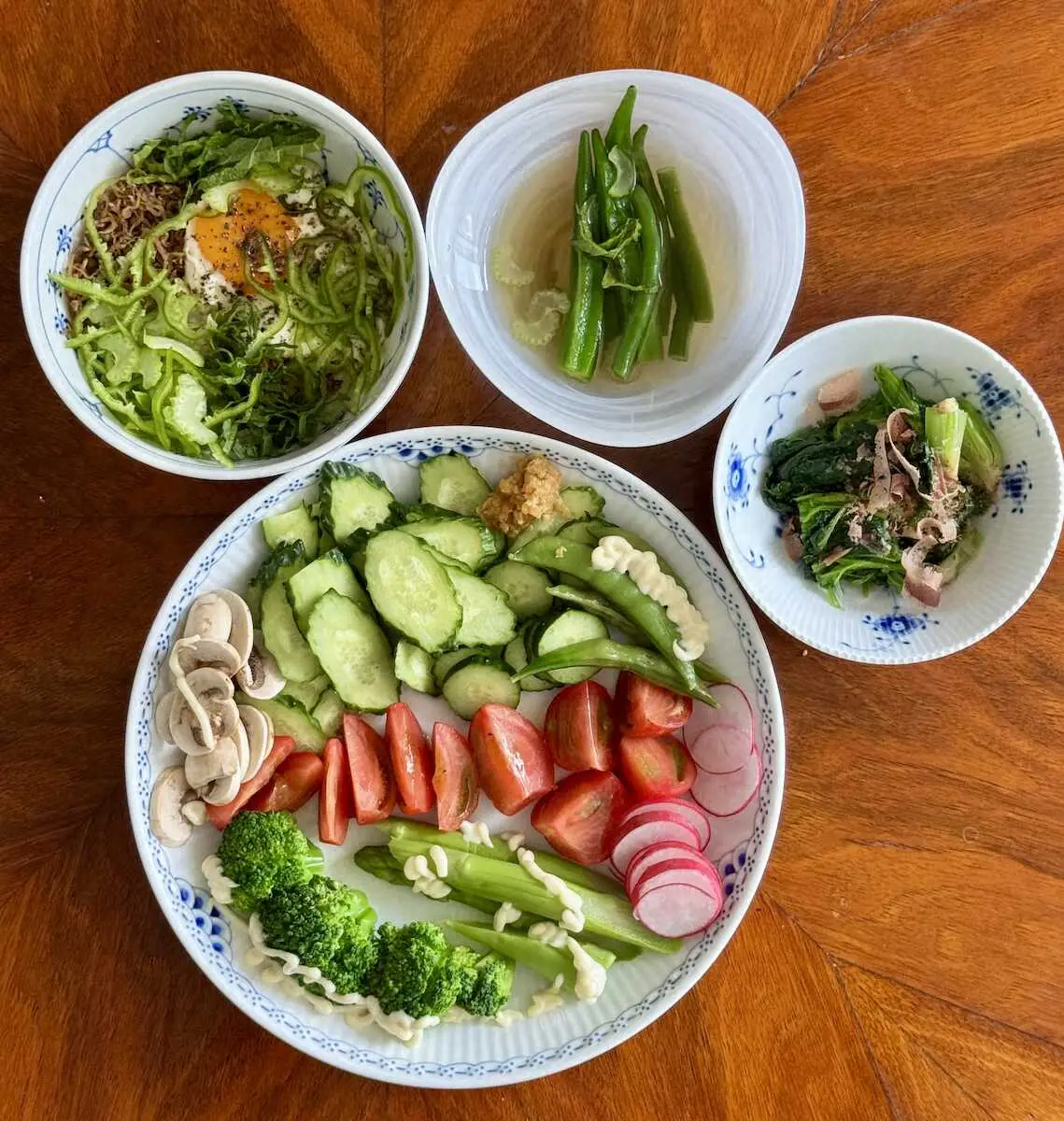 【画像・写真】野菜をたっぷり使ったある日の食卓。左上が特製のちりめん丼