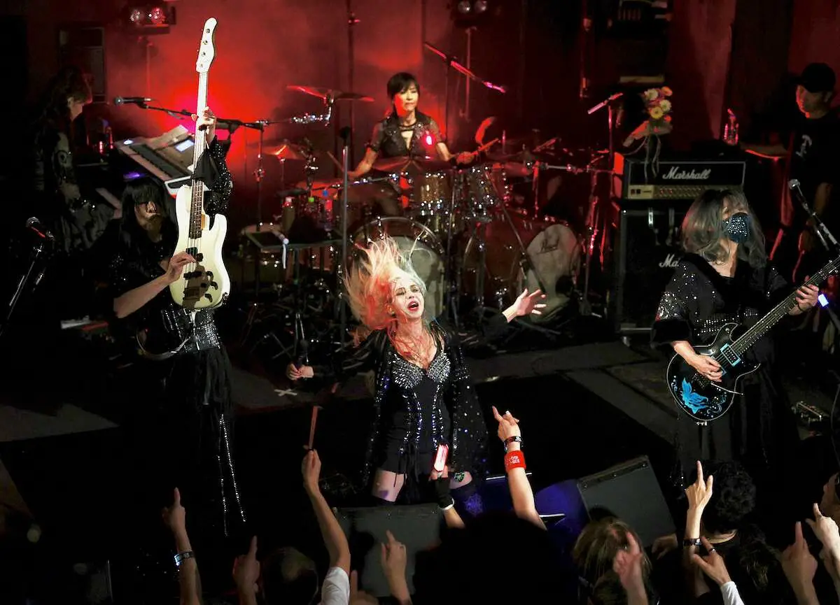 【画像・写真】ライブで熱唱すSHOW－YAの寺田恵子(中央)（撮影・藤山　由理）