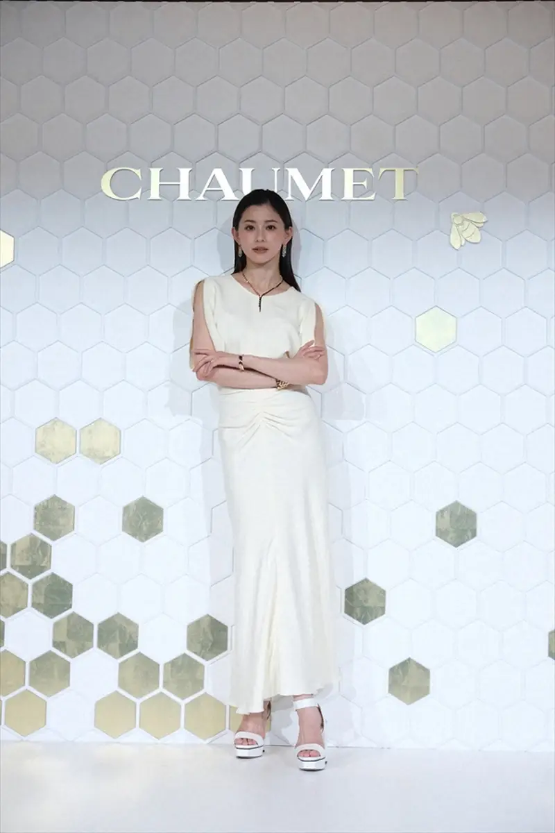 【画像・写真】朝比奈彩　二の腕あらわ、タイトな白ドレスでPR「ショーメ245年の歴史体感」