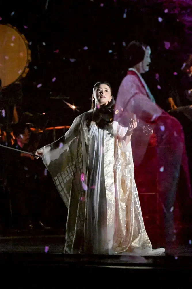 【画像・写真】デビュー25周年コンサートで幻想的な舞台を展開した川井郁子