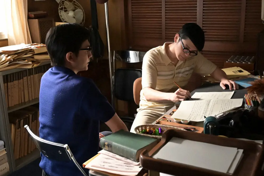 【画像・写真】連続テレビ小説「あんぱん」第115話。柳井嵩（北村匠海・左）は手嶌治虫（眞栄田郷敦）の仕事部屋を訪れ…（C）NHK