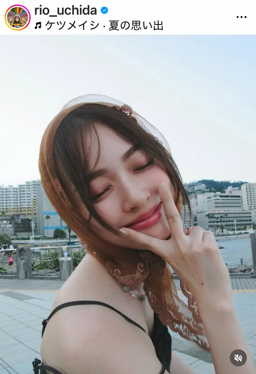 【画像・写真】内田理央　バブーシュカ＆サングラス＆黒キャミ姿で…夏の思い出“海辺S”反響「映画の主人公みたい」