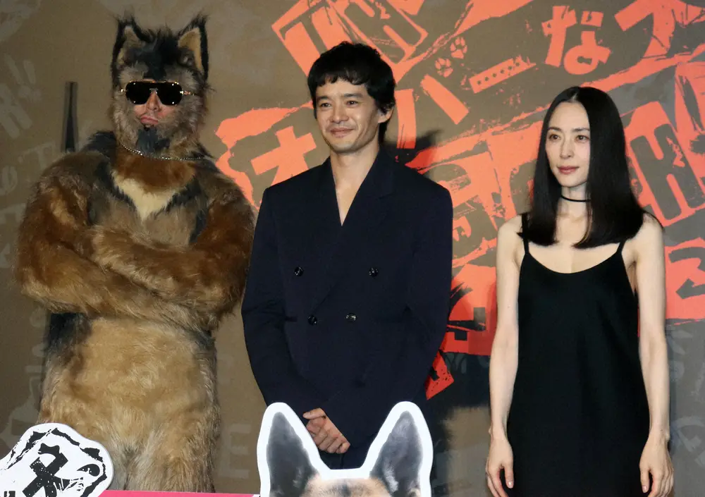 【画像・写真】オダギリジョー　異例犬コス始球式！雨のマツダ騒然　見事ノーバン、実はまさかのぎっくり腰だった