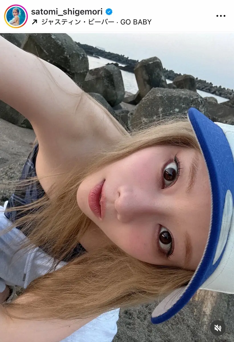 【画像・写真】重盛さと美　誕生日報告＆海辺の自撮りショットにファン騒然「年々若返ってる？」「37歳には見えない」