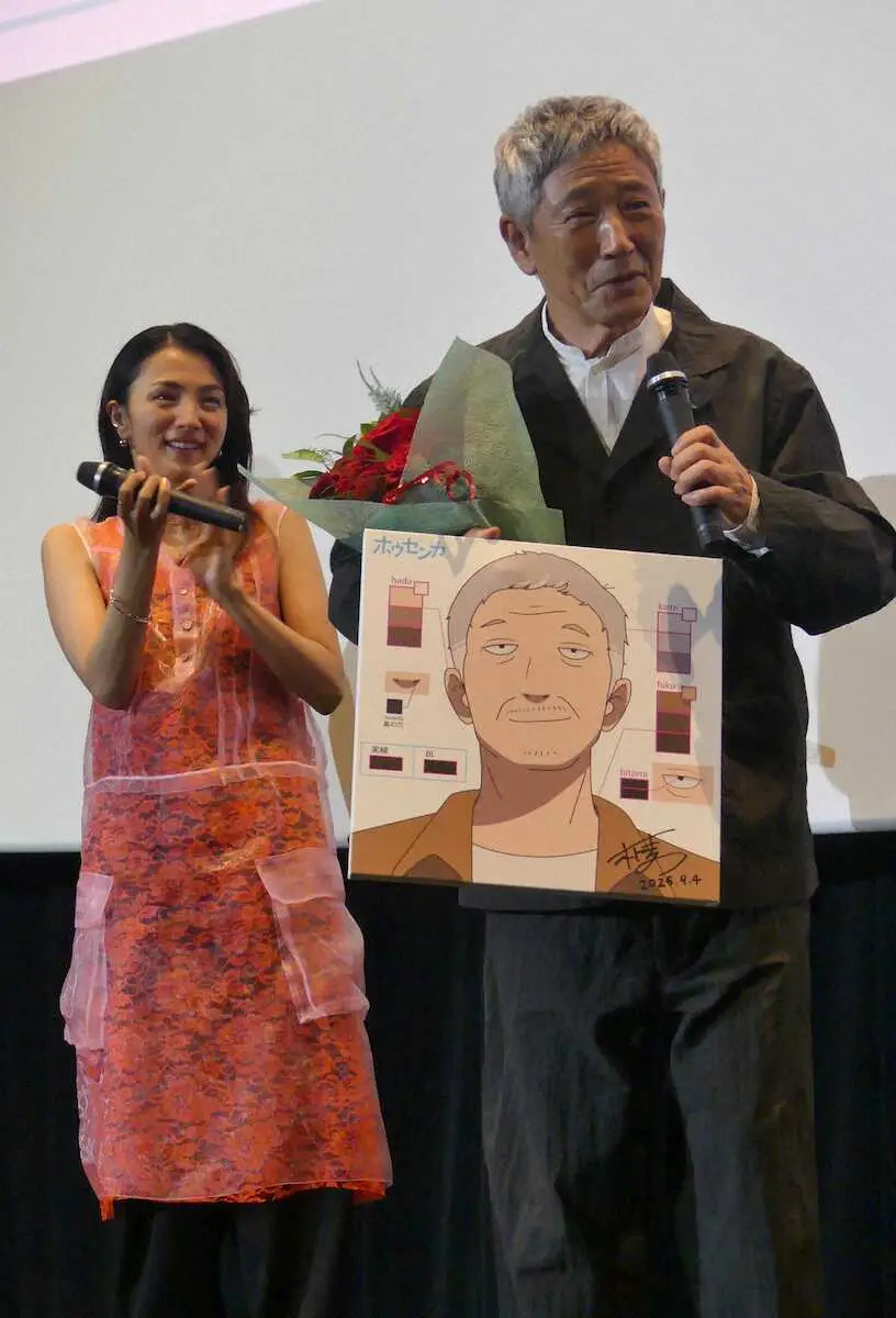 【画像・写真】満島ひかりらに、74歳の誕生日を祝福され笑顔の小林薫(右)