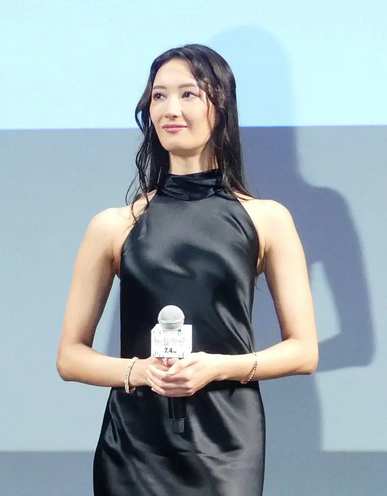 【画像・写真】「アルマーニ」世界の12人の女性　日本人では過去に菜々緒、三吉彩花　モードの衣装を着こなす姿が話題に