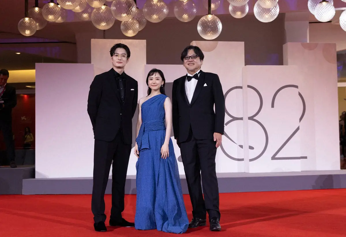 【画像・写真】芦田愛菜＆岡田将生、ベネチア映画祭で10分超スタンディング！細田守監督最新作　上映券“異例”争奪戦
