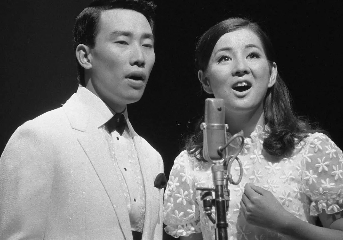 【画像・写真】68年9月、「いつでも夢を」をデュエットする吉永小百合と橋幸夫さん